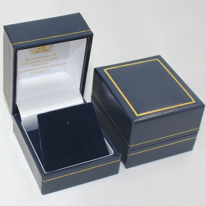 Položka V-07 čtverečná plastová krabička krytá Listinou pro průměr 25-30 mm mince, odznak, prsten atd. mm.46*53*38, závaží kolem 40g