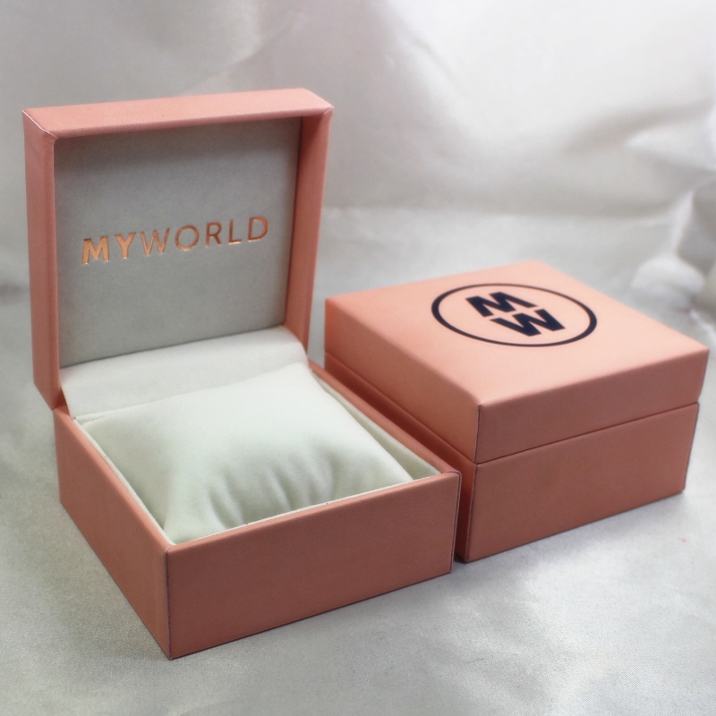 KUS V-05 čtvercová plastová koženková krabička na hodinky. mm. 100 x 100 * 60, hmotnost přibližně 194 g