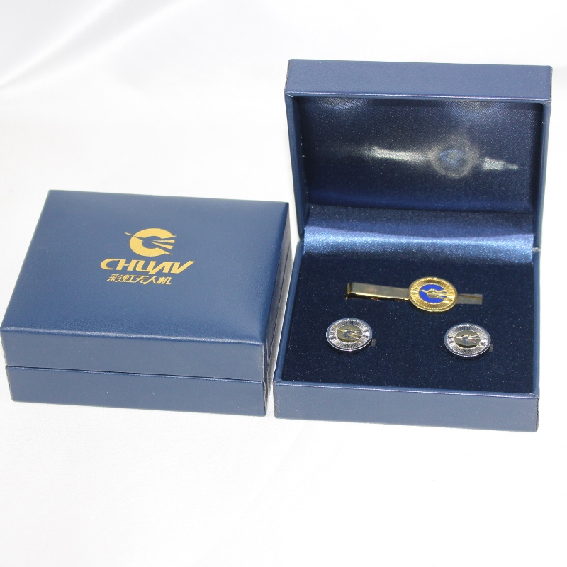 Krabička z umělé kůže obdélník V-09 na mince 50-60 mm, manžetové knoflíky, sponka na kravatu, odznak atd. Mm. 98 * 84 * 38, hmotnost přibližně 105 g