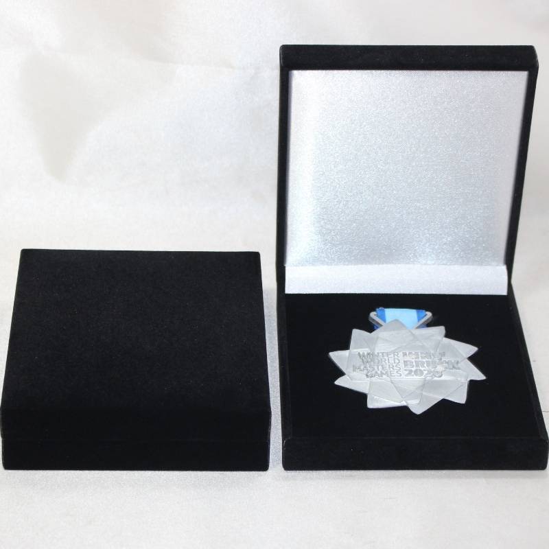 KUS V-19 čtvercová PU kožená krabička na mince 90 * 90 mm, medaili a odznak atd. Mm. 110 x 125 * 33, hmotnost přibližně 140 g