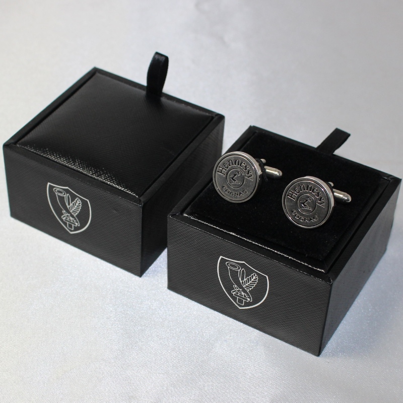 KUS V-20S čtvercová PU kožená krabička pro pár manžetových knoflíčků atd. Mm. 65 * 65 * 38, hmotnost přibližně 62 g