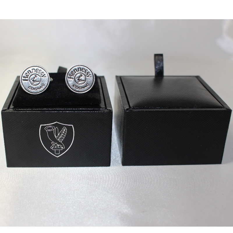 KUS V-20S čtvercová PU kožená krabička pro pár manžetových knoflíčků atd. Mm. 65 * 65 * 38, hmotnost přibližně 62 g