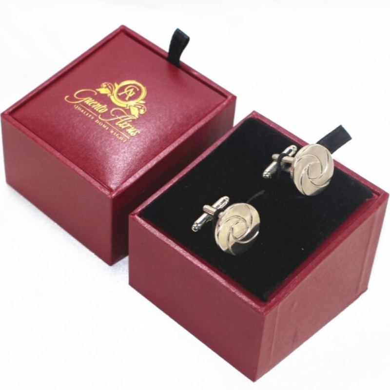 KUS V-20X čtvercová PU kožená krabička pro pár sponek nebo pár manžetových knoflíčků atd. Mm. 64 * 64 * 50, hmotnost přibližně 64 g