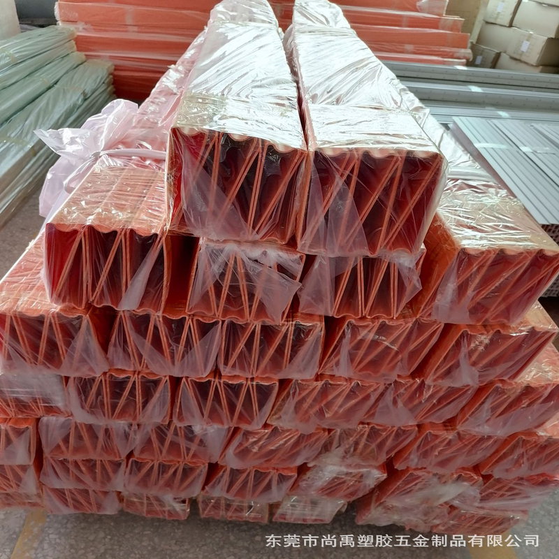 Vytlačování profilů plastových kanálů na zakázku z PVC pro ocelové balení