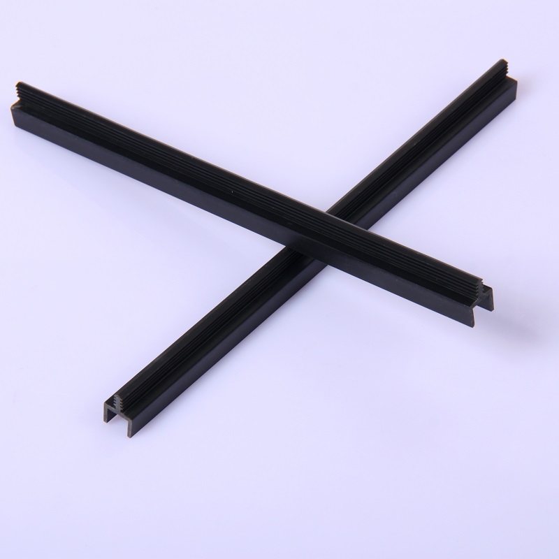 Profesionální lišta z profilů z PVC na zakázku pro část nábytku do skříněk