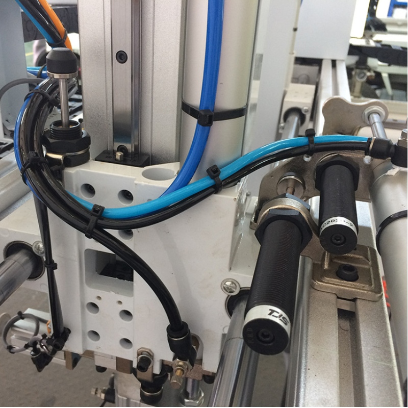 Čína Nízká cena Robotická Arm Manipulátor s Servi Motor pro vstřikování Moldavské stroje