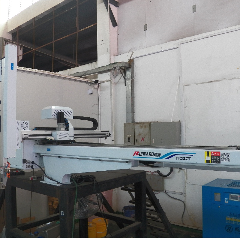 Průmyslový manipulátor Robot Arm for Injekce Molding Machine