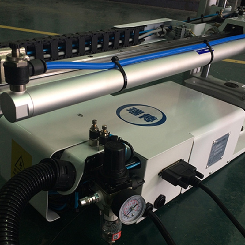 Průmyslové mechanické rameno a manipulátor robot nebo pneumatické rameno robota pro dílenskou automatizaci