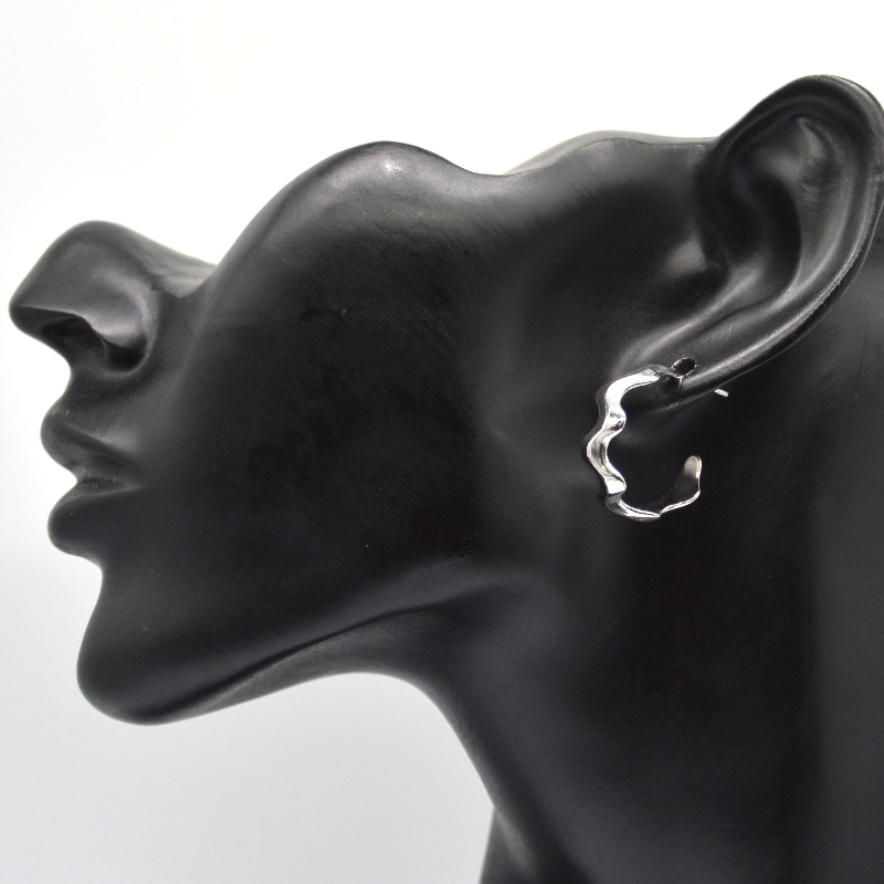 Vlnité náušnice ve tvaru písmene C, dámská módní a elegantní náušnice, jednoduché, elegantní, ležérní a všestranné stříbrné náušnice. Čína Ruifanbao továrna na zpracování šperků