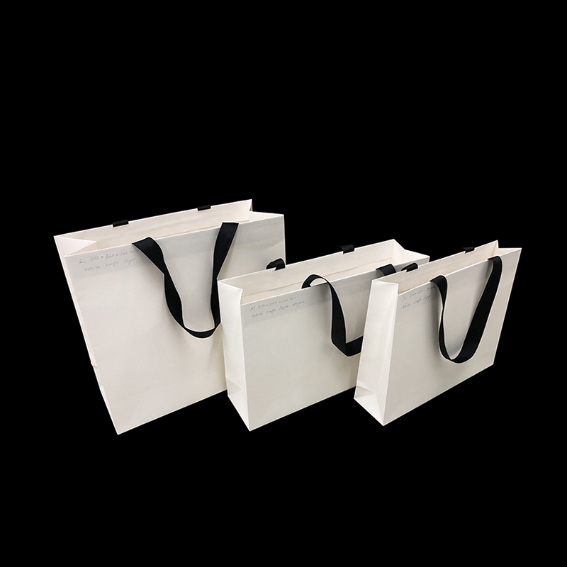 Bílá dárková taška se saténovou stužkou pro malé, střední a velké rozměry