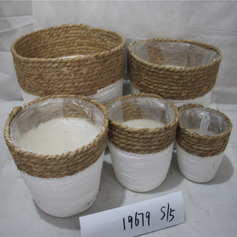 Přírodní ručně vyráběný koš na rostliny vyrobený ze slámy