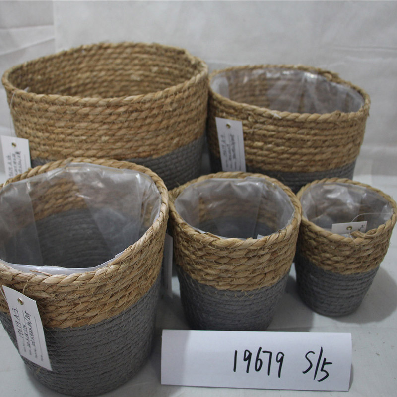 Přírodní ručně vyráběný koš na rostliny vyrobený ze slámy