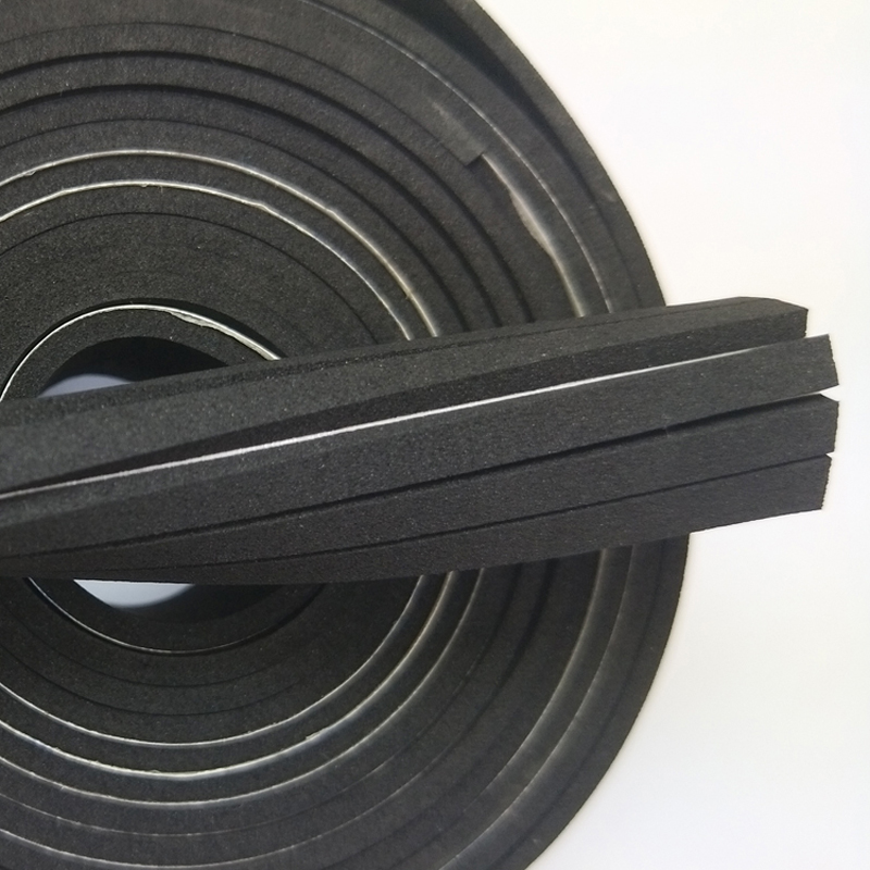 Továrna dodává černou EPDM pěnu, nehořlavou lepicí pěnu, tlumící a těsnící pěnu lze vysekávat