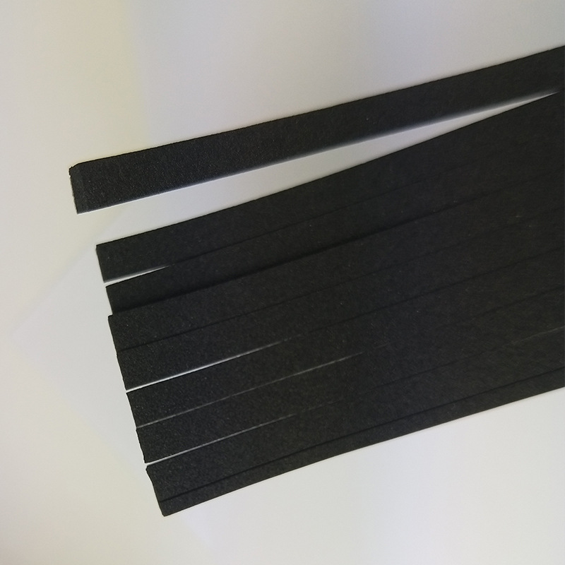 Továrna dodává černou EPDM pěnu, nehořlavou lepicí pěnu, tlumící a těsnící pěnu lze vysekávat