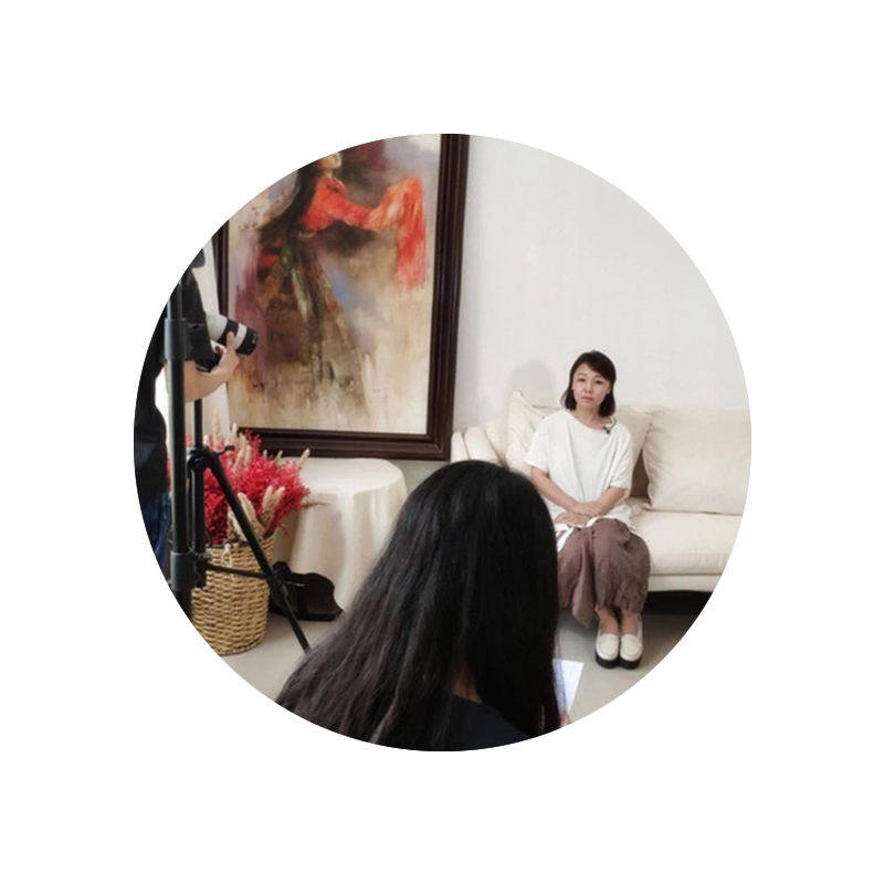 Týden módy Guangdong!Při fotografování se podívejte na módní návrháře držící módu a objektiv dokonale!