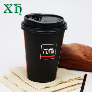 Jednobarevný papírový kelímek s víčkem v černé barvě o objemu 12 oz