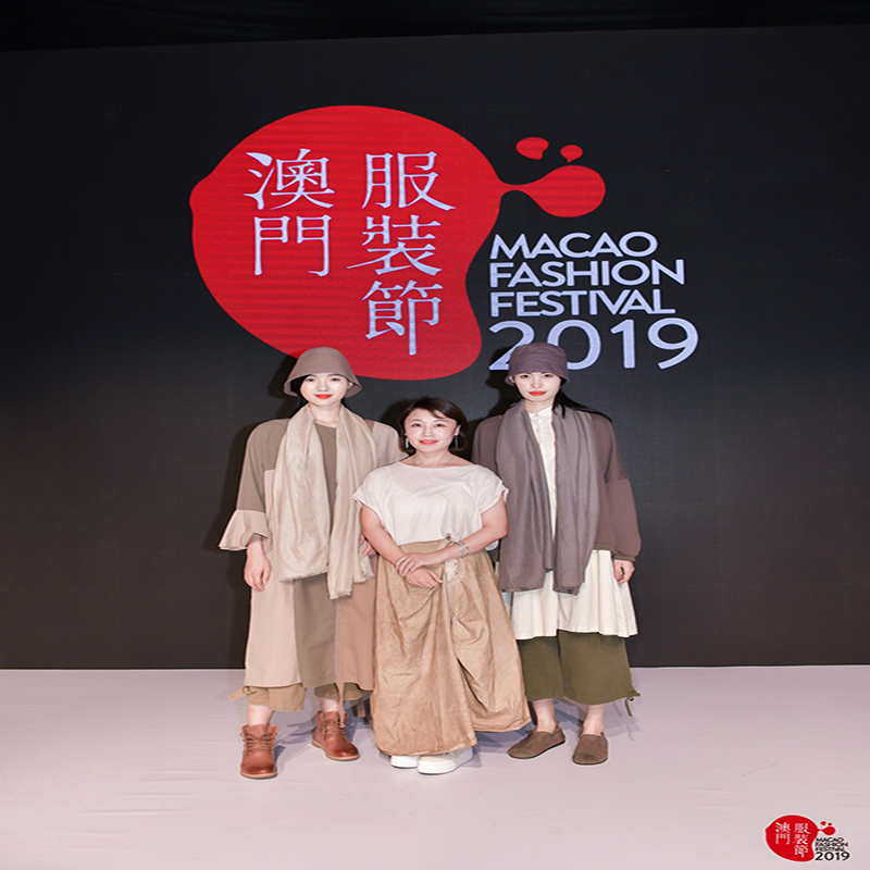 Retro a elegantní, kontrolovat halenky, kostkované kalhoty, kostkované sukně, kostkované prvkynejsounikdy mastnénosit.