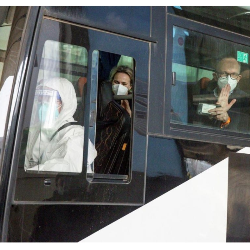 WHO tým pro sledování původu viru přijíždí do Wuhanu.