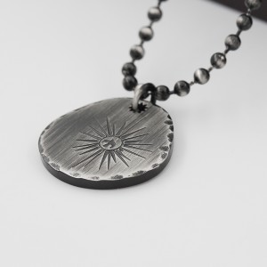 Starožitný černý náhrdelník s kulatým náhrdelníkem z nerezové oceli