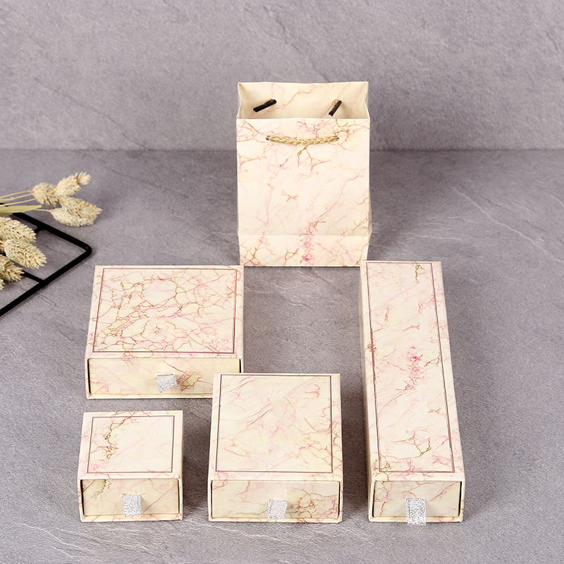 Kartonový mramorový posuvník šperky balenínáušnice karton recyklovaný UV povlak lak reliéfní razítko