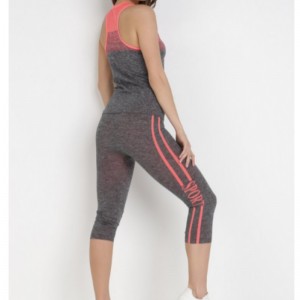 Černá a oranžová traťová