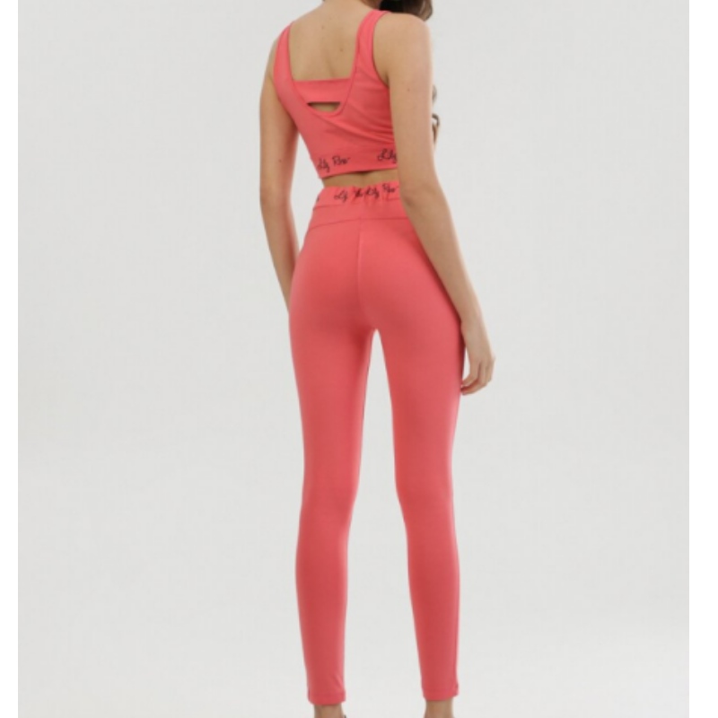 Růžový tracksuit.