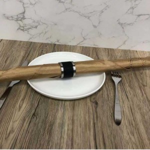 Krásné ručně vyráběnénádobí ubrousky prsteny