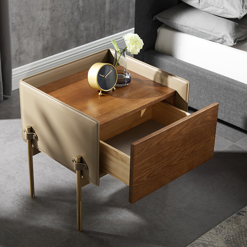Modernínoční stolek přírodní dřevo minimalistický dřevěný koženýnoční stůl snerezovounohou