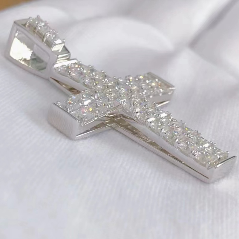 Zakázkové stříbrné stříbro 925 s přívěskem moissanite Stone Cross
