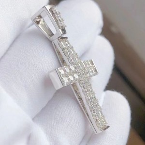 Zakázkové stříbrné stříbro 925 s přívěskem moissanite Stone Cross