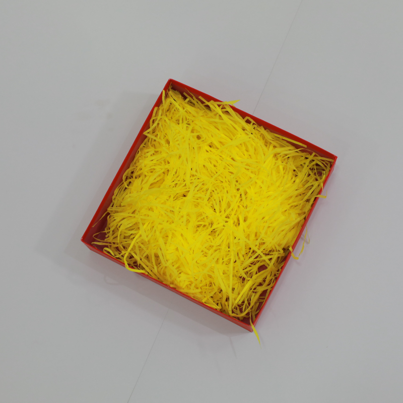 Žlutý výplň crkle skartovaný papír