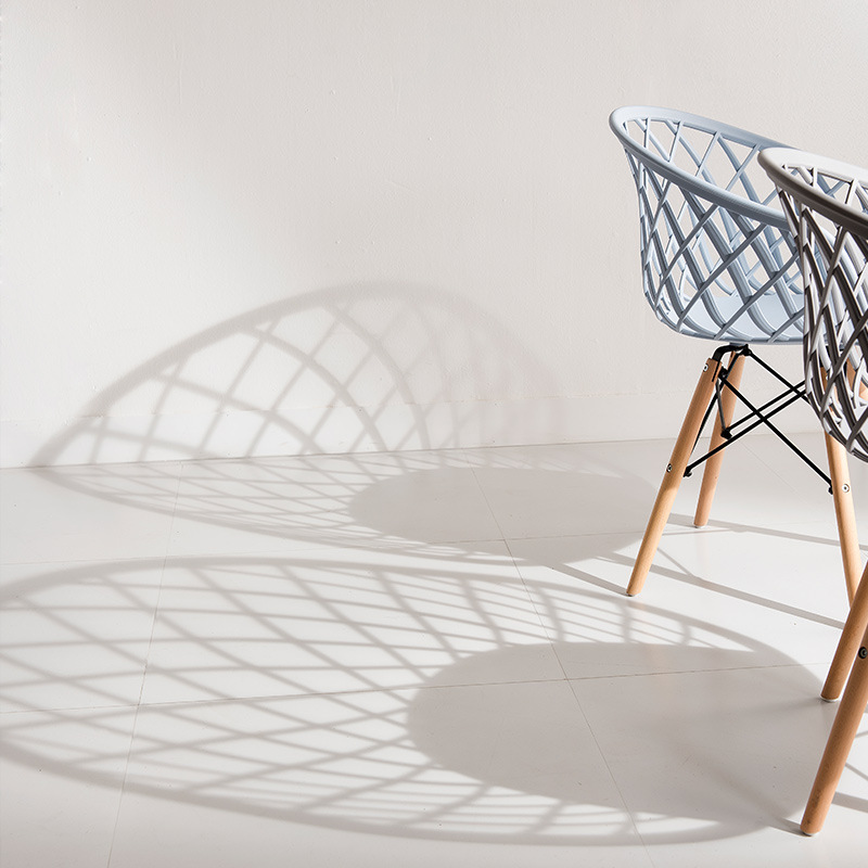 Horký prodej severský design styl restaurace těžká bílá jídelna plastová židle s dřevěnýminohama