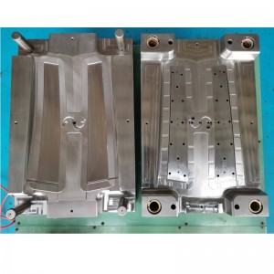 Tři sady injekčních forem