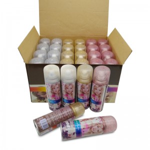 Postříkání vlasů vlasy a tělové třpytky práškového spreje třpytky vlasů