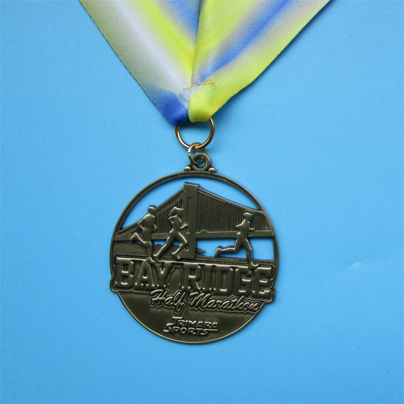 Běžící muž speciální design medaile dutý chladný zlatý zlatýnový maratón ceny medaile