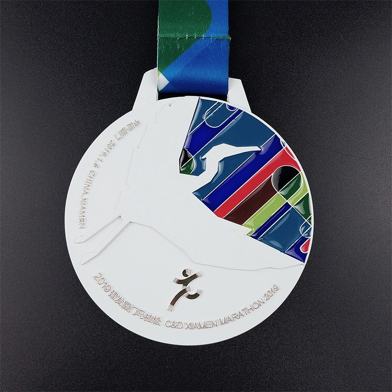 Ocenění maratonu s běhu medailí s vlastním kovovým maratonem