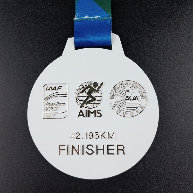 Ocenění maratonu s běhu medailí s vlastním kovovým maratonem