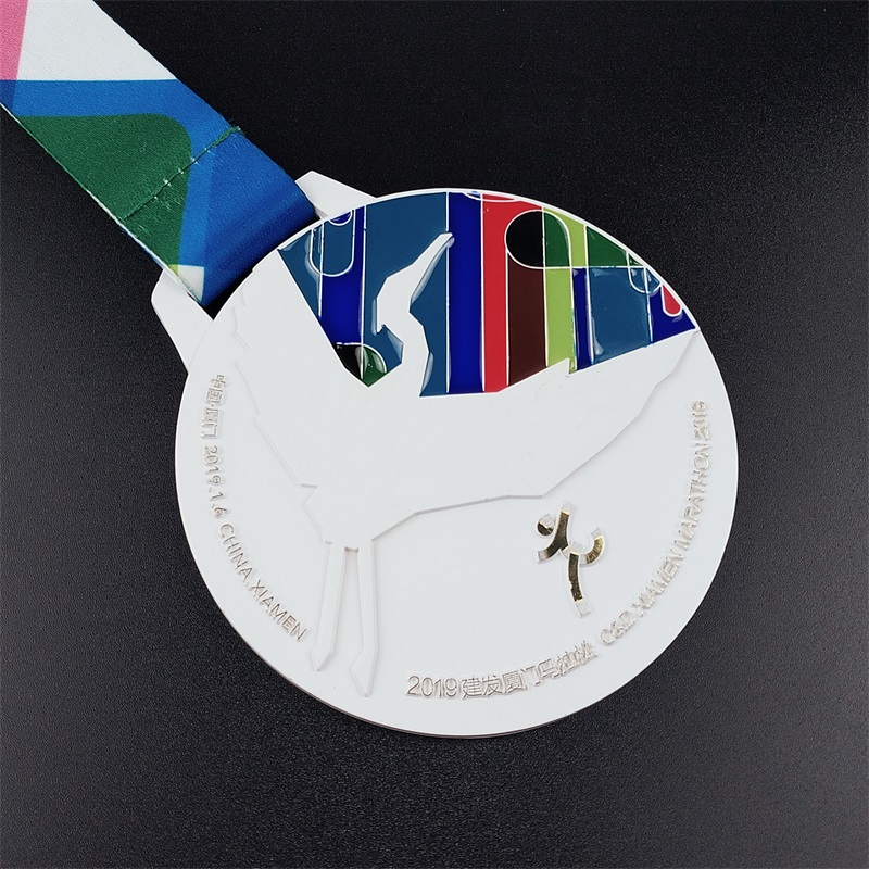Ocenění maratonu s běhu medailí s vlastním kovovým maratonem