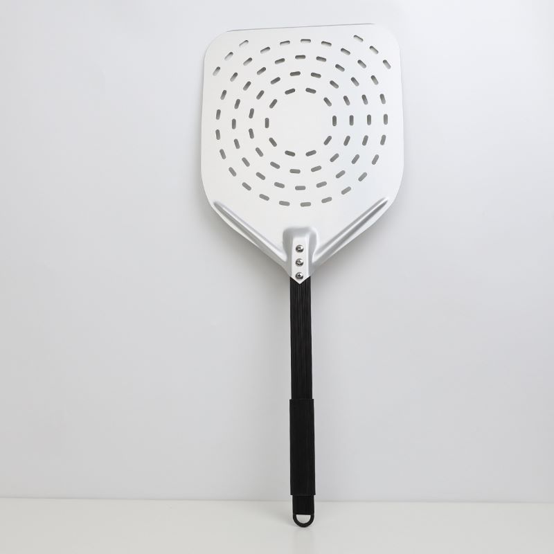 Odpochybnitelná rukojeť eloxovaná 12inch/13inch/14inch Perforovaná hliníková pizza Peel Pizza Shovel Pizza Spatula Pizza pádlo se čtyřmi kruhy