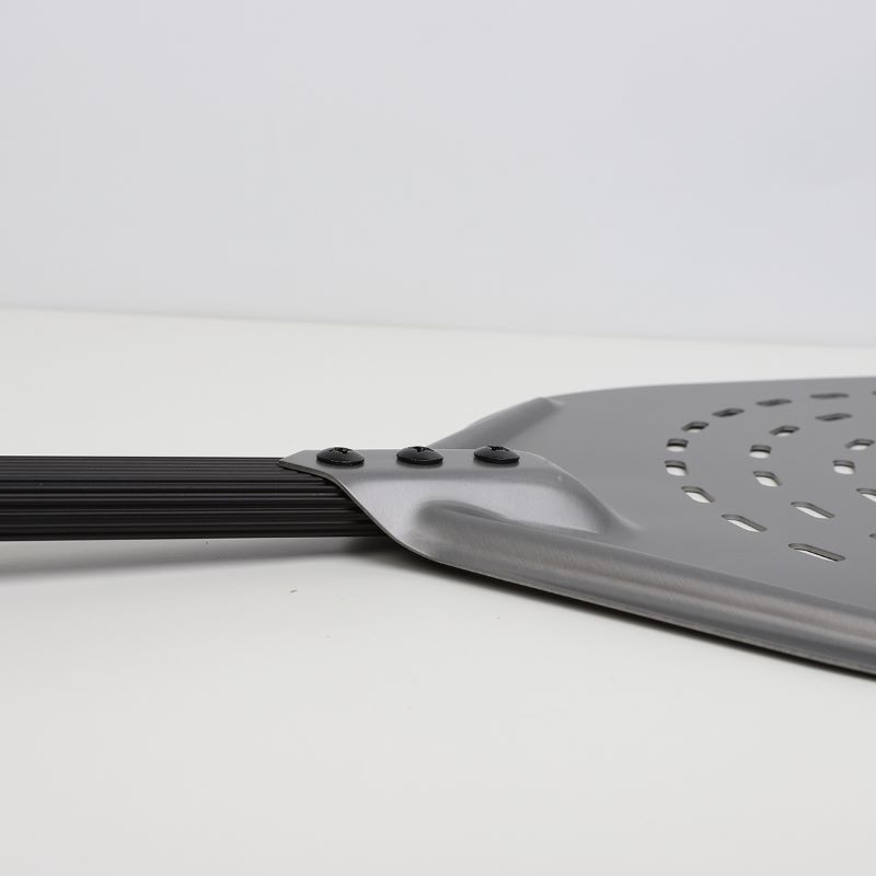 Odpochybnitelná rukojeť eloxovaná 12inch/13inch/14inch Perforovaná hliníková pizza Peel Pizza Shovel Pizza Spatula Pizza pádlo se čtyřmi kruhy