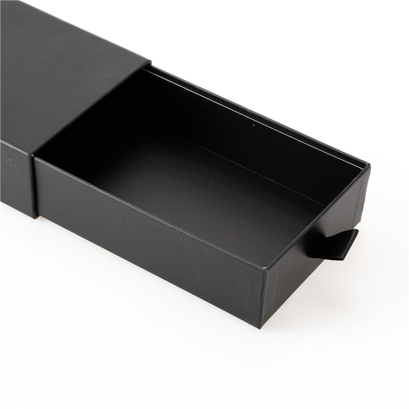 Políčko černé zásuvky, dárková krabičkana přizpůsobené zásuvce