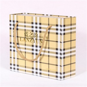 Stripe zkontrolovaný papírový sáček