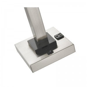 Jednorázová stolní lampa v místnosti