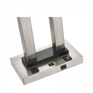 Dvojitý stolní lampa pronoční stolek v místnosti pro hosty