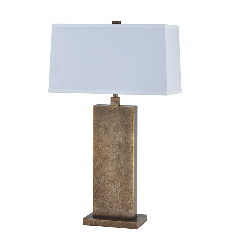 Dekorativní starožitná stolní lampa u vchodu do veřejného prostoru