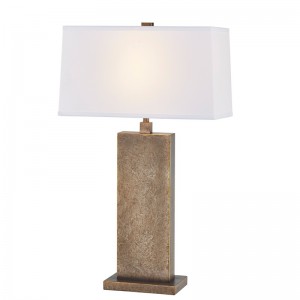 Dekorativní starožitná stolní lampa u vchodu do veřejného prostoru