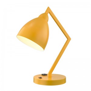 Stolní lampa s pevným kovovým ramenem a hlavou s integrovanou zásuvkou ana základněna základně