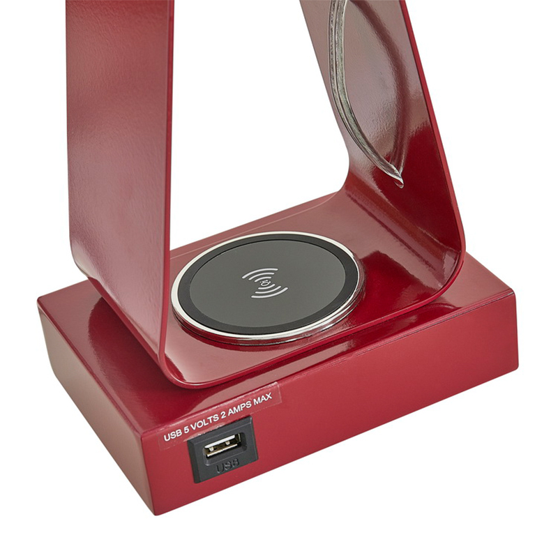 Drobná stolní lampa s červeným povrchem,nabíjecí port USB, bezdrátovounabíjecí stanici a přepínač On Noff Rocker v místnosti pro hosty
