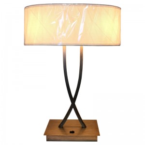 Dvě světlé starožitné stříbrné povrchové stolní lampy s přepínačem rockerůna kopci v místnosti