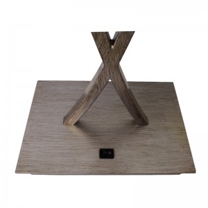 Dvě světlé starožitné stříbrné povrchové stolní lampy s přepínačem rockerůna kopci v místnosti